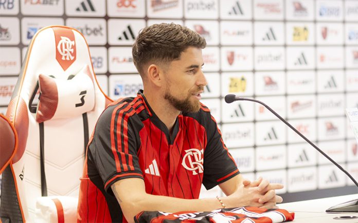 Jorginho-Entrevista-Coletiva-Apresentacao-Flamengo-070625 Jorginho em sua apresentação ao Flamengo