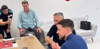 Jorginho e Jose Boto na assinatura de contrato com o Flamengo