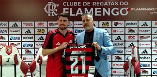 Jorginho recebe de Jose Boto a camisa 21 do Flamengo