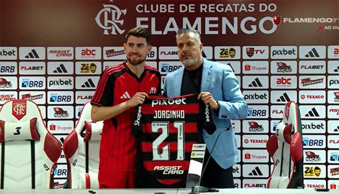 Jorginho recebe de Jose Boto a camisa 21 do Flamengo