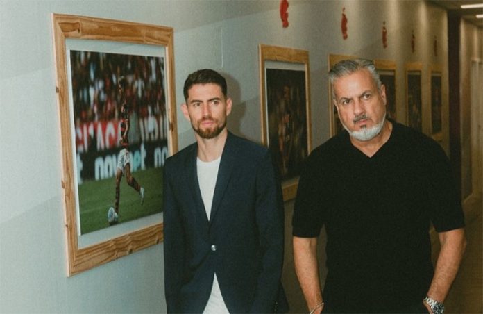 Jorginho em sua chegada ao Flamengo ao lado de Jose Boto