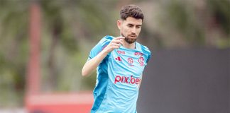 Jorginho em treino do Flamengo no Ninho do Urubu