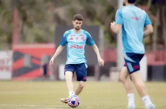 Jorginho em treino do Flamengo no Ninho do Urubu