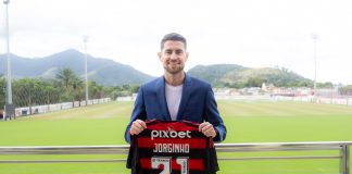 Jorginho em sua chegada ao Flamengo com o Manto Sagrado Nº21