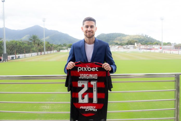 Jorginho-chegada-Flamengo-060625 Jorginho em sua chegada ao Flamengo com o Manto Sagrado Nº21
