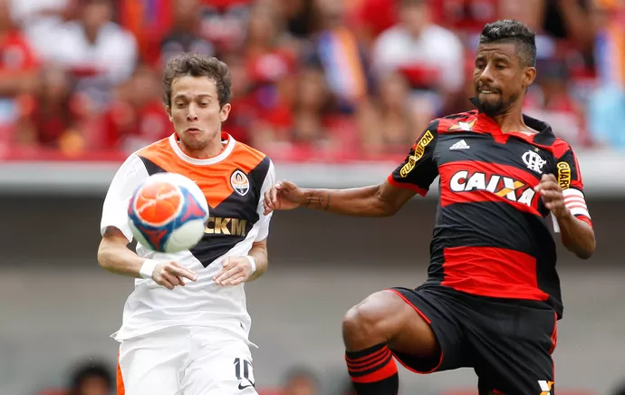 Léo Moura disputa jogada com Bernard, no empate entre Flamengo x Shakhtar Donetsk