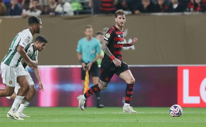 Léo Pereira em campo pelo Flamengo contra o Espérance