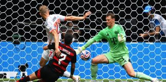Luiz Araújo chuta pra grande defesa do goleiro Neuer
