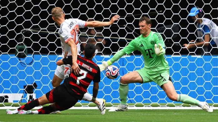 Luiz Araújo chuta pra grande defesa do goleiro Neuer