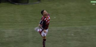 Luiz Araújo comemora e provoca o atacante Deyverson na goleada do Flamengo sobre o Fortaleza
