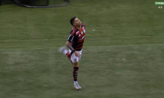 Luiz Araújo comemora e provoca o atacante Deyverson na goleada do Flamengo sobre o Fortaleza