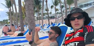 Manuel Ugarte curtindo as férias com o Manto Sagrado do Flamengo
