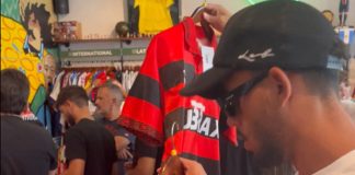 Matheus Nunes compra camisa do Flamengo nos EUA