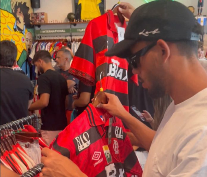 Matheus Nunes compra camisa do Flamengo nos EUA