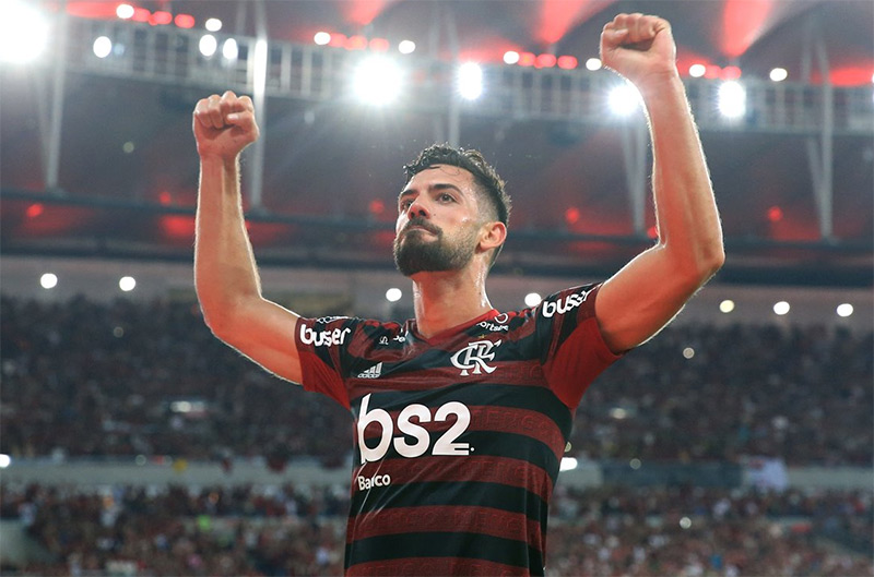 Pablo Marí em campo pelo Flamengo no Maracanã 2019