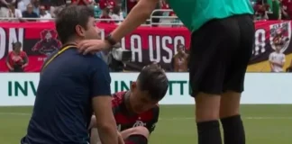 Pulgar sendo atendido em campo no jogo entre Flamengo x Bayern de Munique