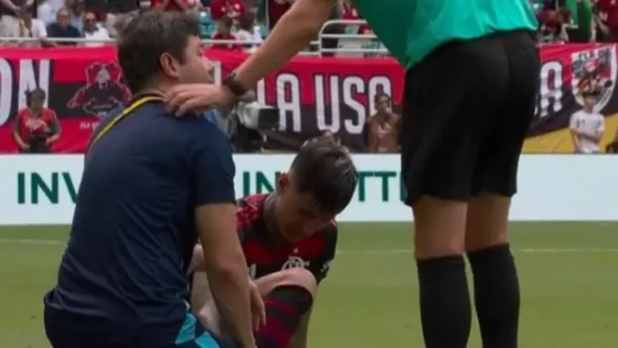 Pulgar-Lesao-Flamengo-2-4-Bayern-Munique-290625 Pulgar sendo atendido em campo no jogo entre Flamengo x Bayern de Munique