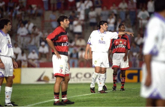 Renato Gaúcho, ao fundo Lúcio Bala, na vitória do Flamengo por 3x0 sobre o Real Madrid em 1997