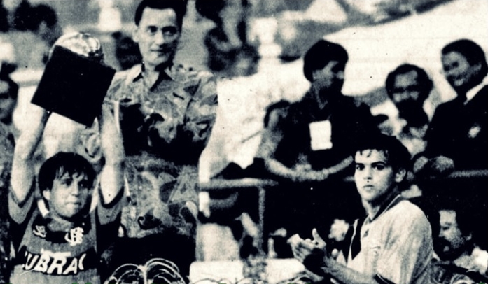 Enquanto Marcos Adriano observa, o capitão Rogério levanta o troféu de Campeão do Torneio Internacional de Kuala Lumpur 1994