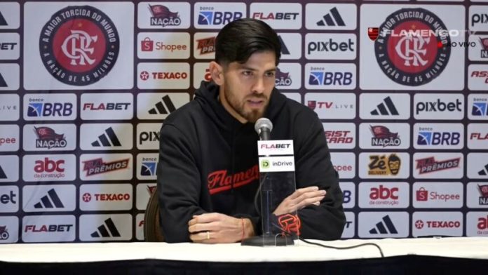 Rossi em coletiva do Flamengo nos EUA