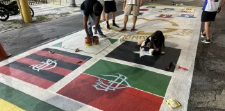 Rua Pereira Nunes em Vila Isabel mantém tradição de decorar asfalto em Mundais - Foto: Lucas Bayer / LANCE!