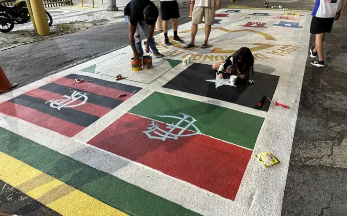 Rua Pereira Nunes em Vila Isabel mantém tradição de decorar asfalto em Mundais - Foto: Lucas Bayer / LANCE!