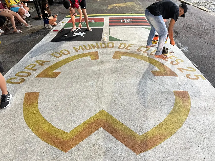 Rua Pereira Nunes em Vila Isabel mantém tradição de decorar asfalto em Mundais - Foto: Lucas Bayer / LANCE!