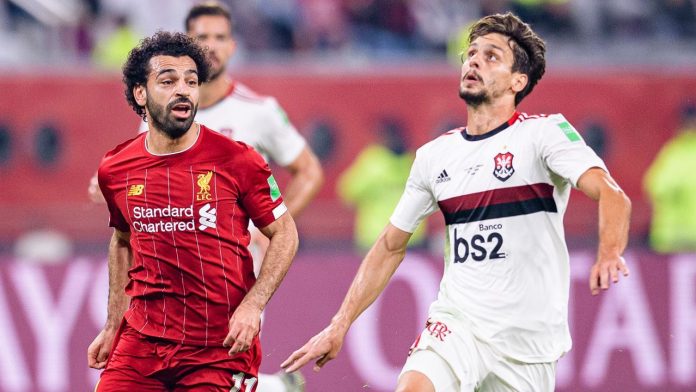 Rodrigo Caio na disputa da jogada com Salah, no jogo entre Flamengo x Liverpool pelo Mundial de 2019