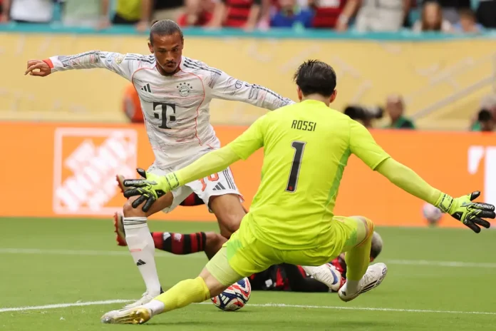 Sané tenta passar pelo goleiro Rossi, na derrota do Flamengo para o Bayern pelo Mundial de Clubes