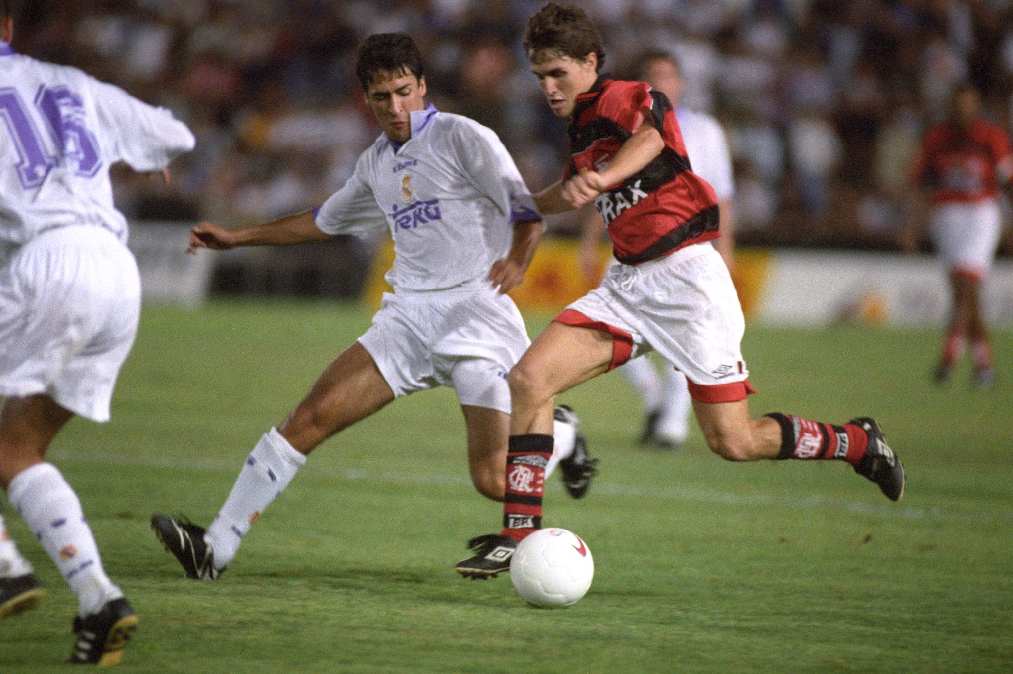 Sávio disputa jogada com Raul, na vitória do Flamengo por 3x0 sobre o Real Madrid em 1997