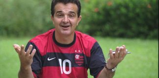 Tita com o Manto Sagrado Rubro-Negro do Flamengo 2000
