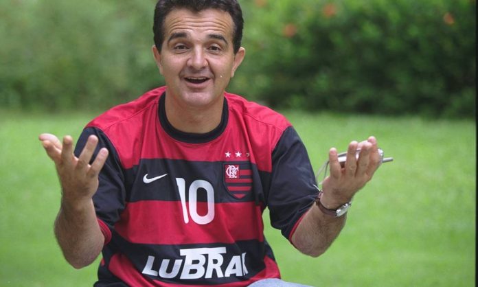 Tita com o Manto Sagrado Rubro-Negro do Flamengo 2000