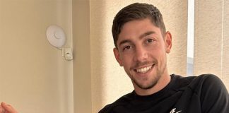 O uruguaio Valverde com o Manto Sagrado do Flamengo