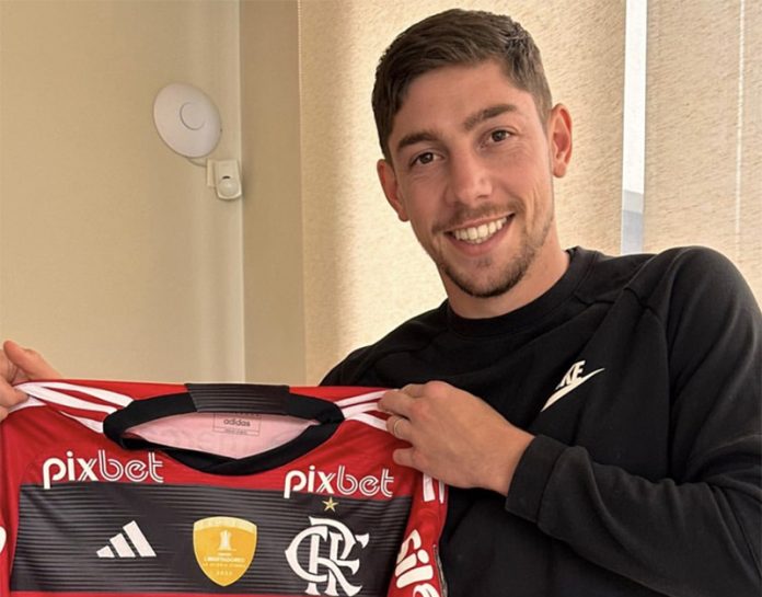 O uruguaio Valverde com o Manto Sagrado do Flamengo