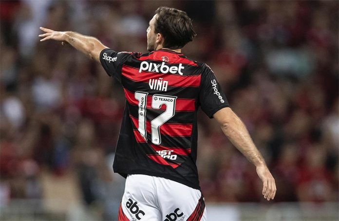 Matías Viña em campo pelo Flamengo contra o Fortaleza