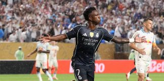 Vini Jr em campo pelo Real Madrid contra o Red Bull Salzburg