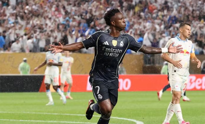Vini Jr em campo pelo Real Madrid contra o Red Bull Salzburg