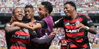 Bruno Henrique, Matheus Gonçalves e Gonzalo Plata comemoram com Wallace Yan o 3º gol do Flamengo na vitória sobre o Chelsea