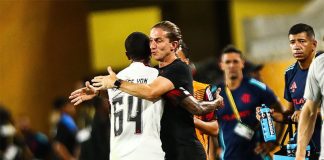 Wallace Yan abraça o técnico Filipe Luís após marcar o gol do empate do Flamengo sobre o Los Angeles