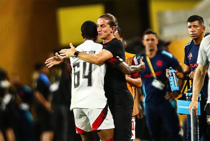 Wallace Yan abraça o técnico Filipe Luís após marcar o gol do empate do Flamengo sobre o Los Angeles