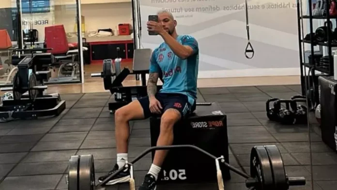 Zé Welinton treina no Ninho do Urubu