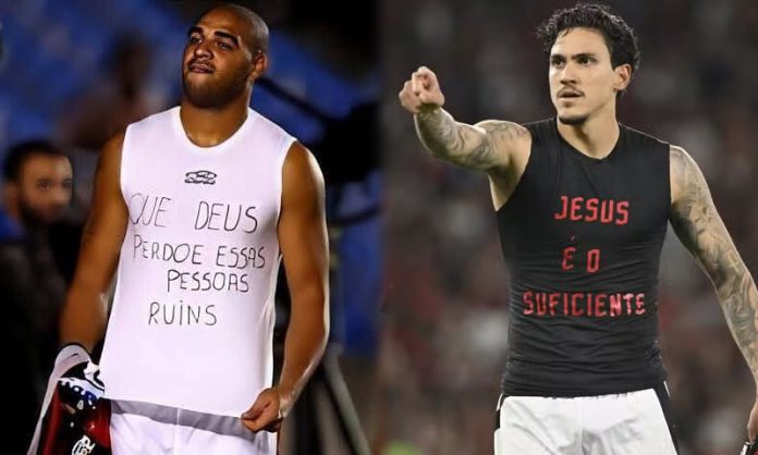 Adriano Imperador e Pedro com mensagens em suas camisas após marcar gols para o Flamengo depois de polêmicas