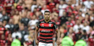 Alex Sandro em campo pelo Flamengo contra o Juventude