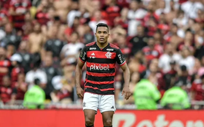 Alex Sandro em campo pelo Flamengo contra o Juventude