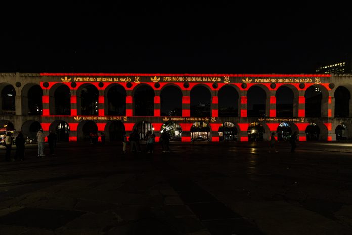 Arcos da Lapa pintado com as cores do Flamengo para lançamento da camisa 3