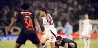 Arrascaeta em campo pelo Flamengo contra o Bragantino