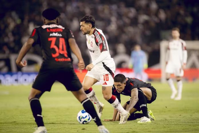 Arrascaeta em campo pelo Flamengo contra o Bragantino