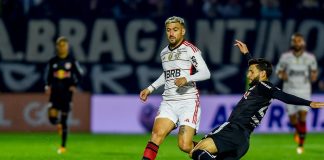 Arrascaeta em campo pelo Flamengo contra o Bragantino