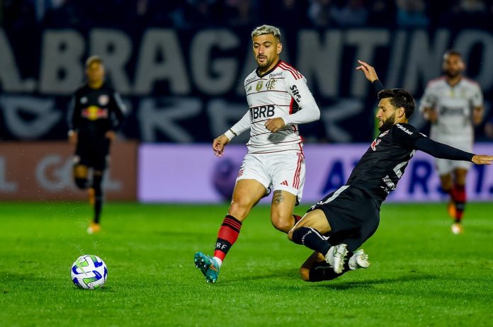 Arrascaeta em campo pelo Flamengo contra o Bragantino