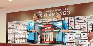 Arrascaeta entrega placa de 100 jogos pelo Flamengo a Varela